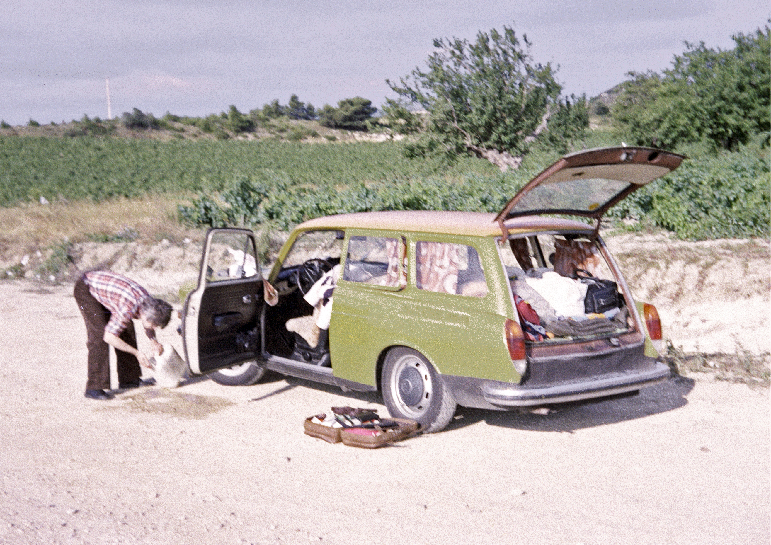 1977.06.xx_Neg. 1_Estartit, Helmut morgens auf dem P in Südfrankreich (PSE10)